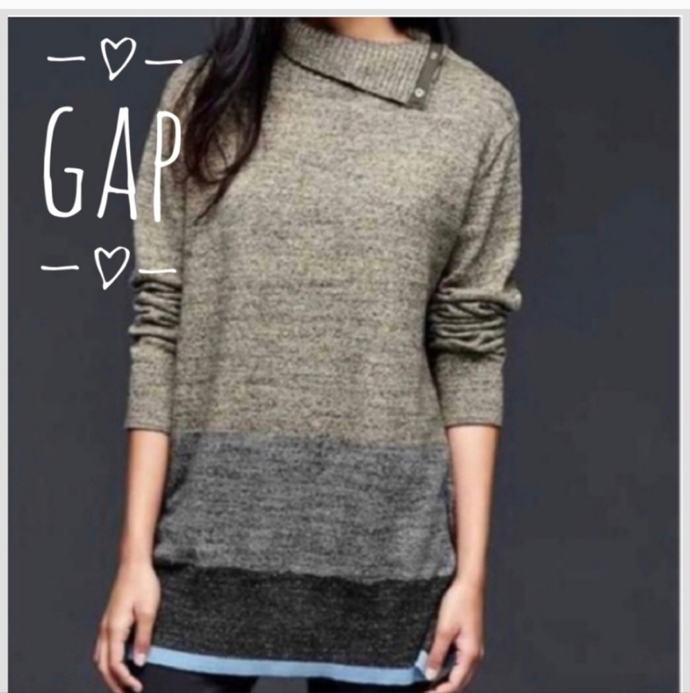 EUC Gap- Neck Snaps, Side Slits, Grey/Blue Ombre Stripes Sweater Size Small